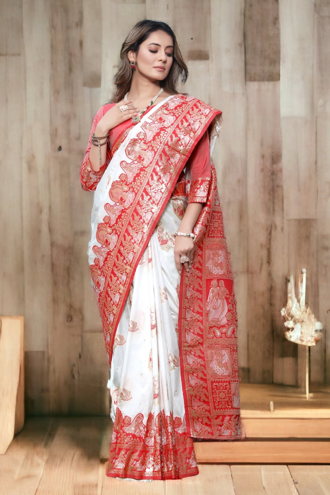 Sumptuous White Soft Banarasi Silk Saree With Staring Blouse Piece
