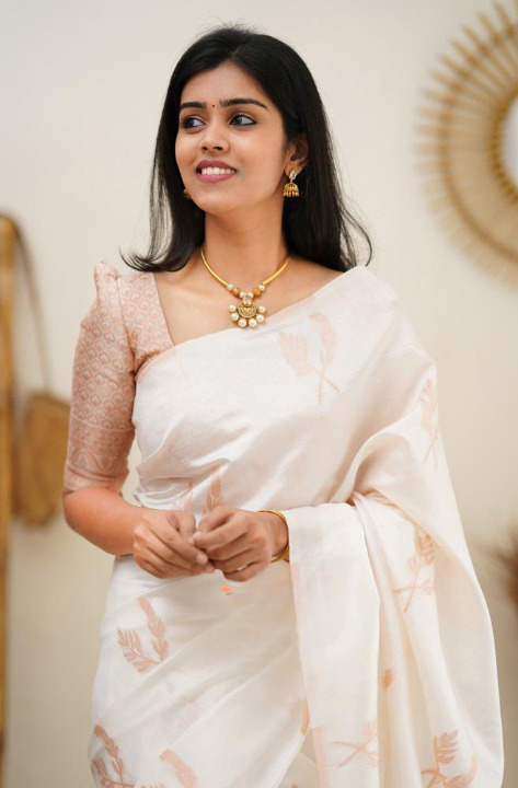 Tremendous White Soft Banarasi Silk Saree With Imbrication Blouse Piece
