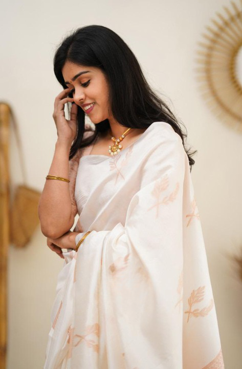 Tremendous White Soft Banarasi Silk Saree With Imbrication Blouse Piece