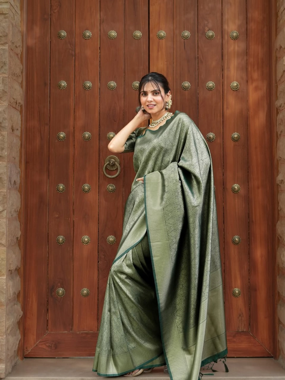 Prettiest Green Soft Silk Saree With Delectable Blouse Piece