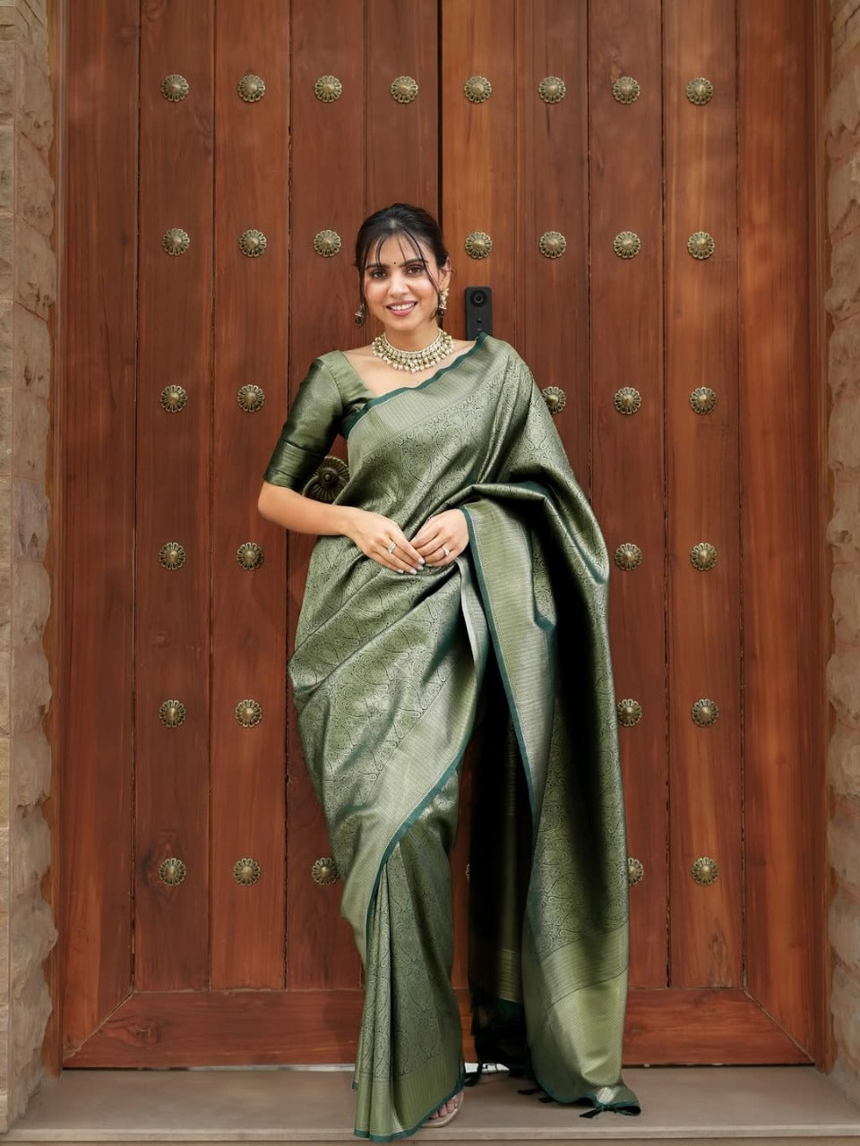 Prettiest Green Soft Silk Saree With Delectable Blouse Piece
