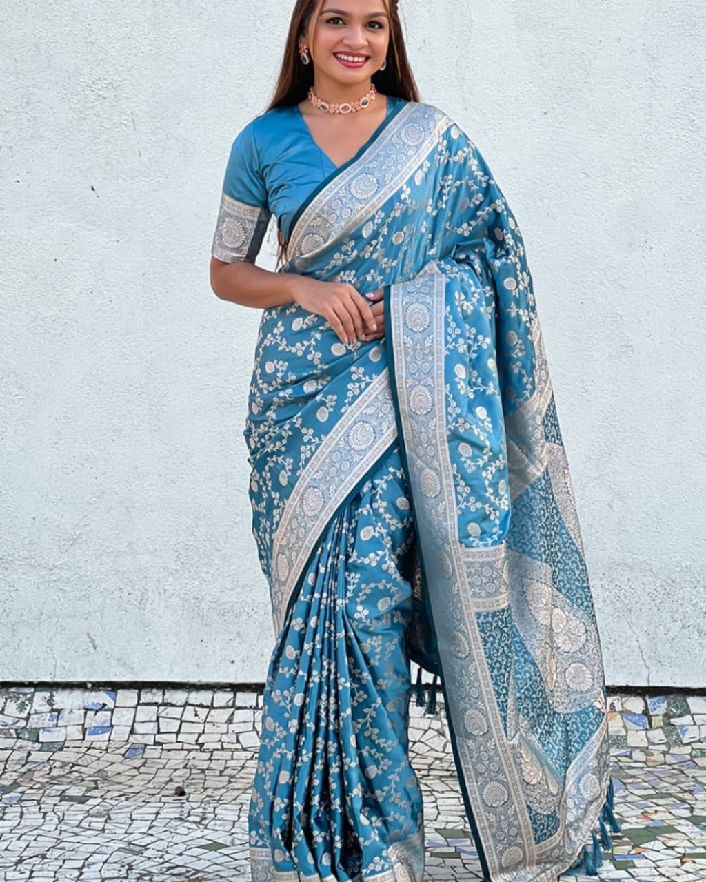 Stunning Firozi Soft Silk Saree With Chatoyant Blouse Piece