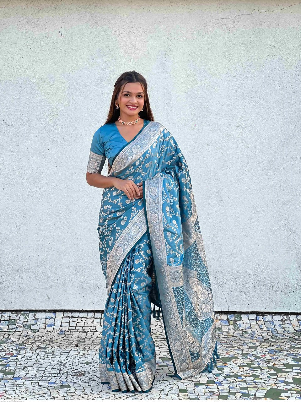Stunning Firozi Soft Silk Saree With Chatoyant Blouse Piece