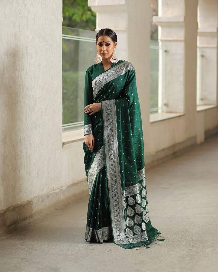 Arresting Green Soft Silk Saree With Groovy Blouse Piece