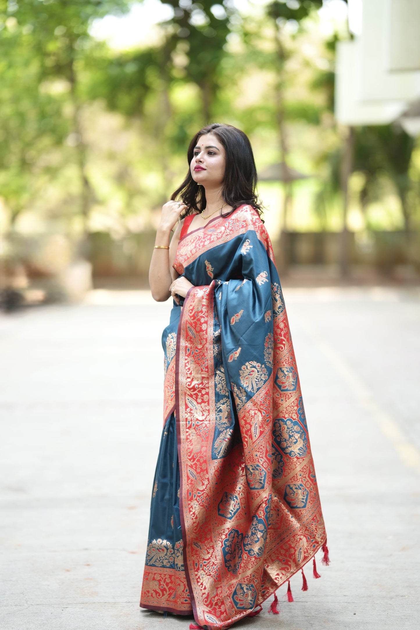 Imbrication Rama Soft Silk Saree With Marvellous Blouse Piece